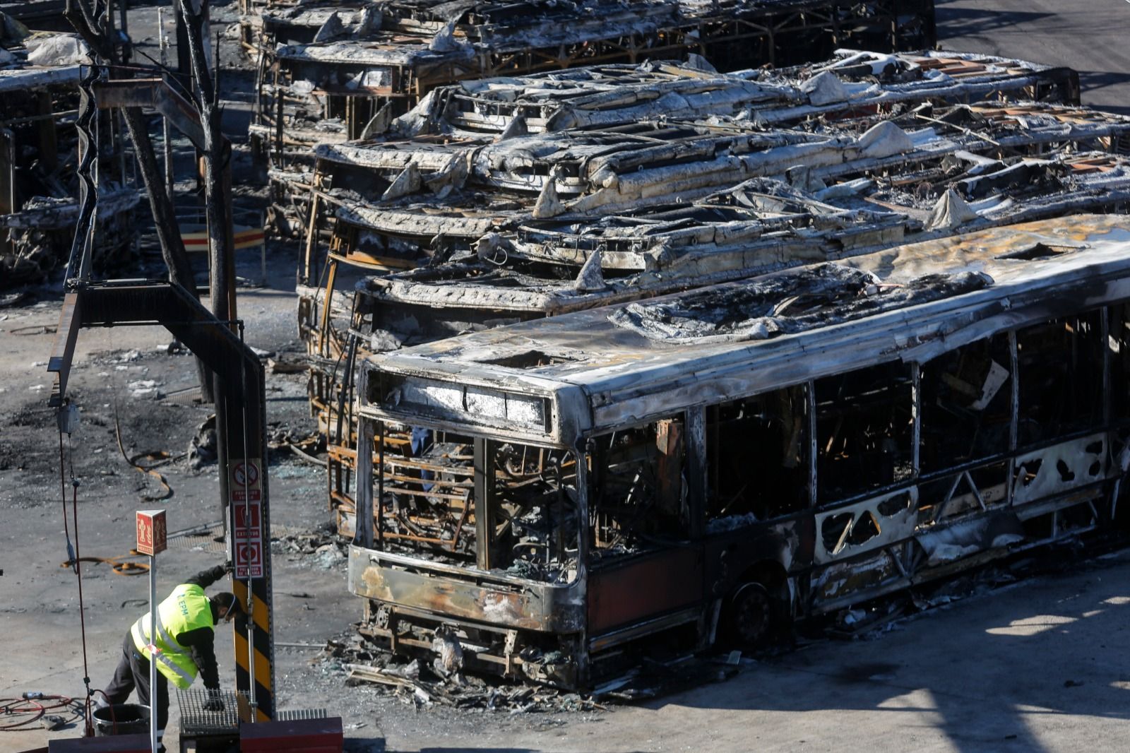 Los efectos del incendio en la EMT Valencia