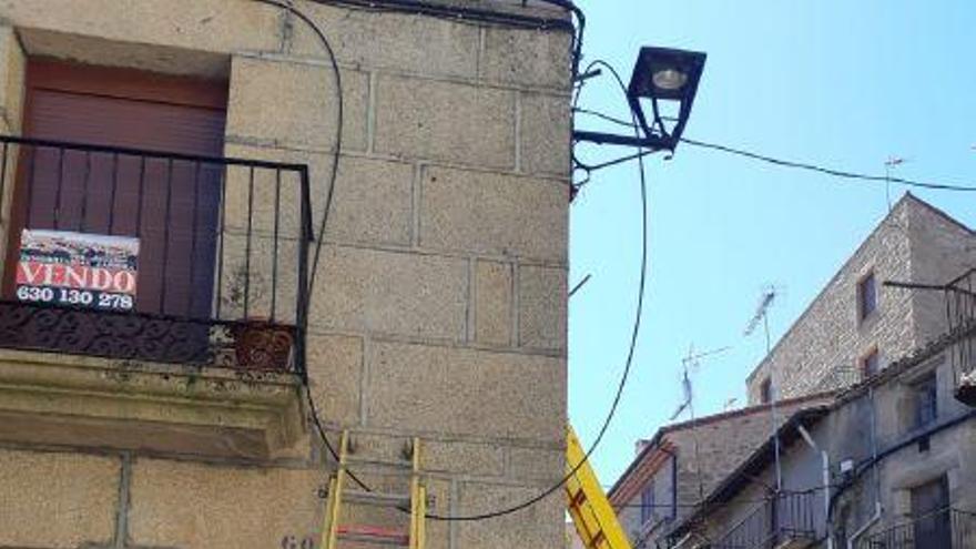 Operarios instalando la fibra óptica en Fermoselle