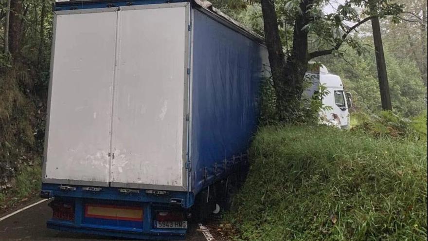 Un camión atascado obliga  a cortar una carretera del Oriente asturiano