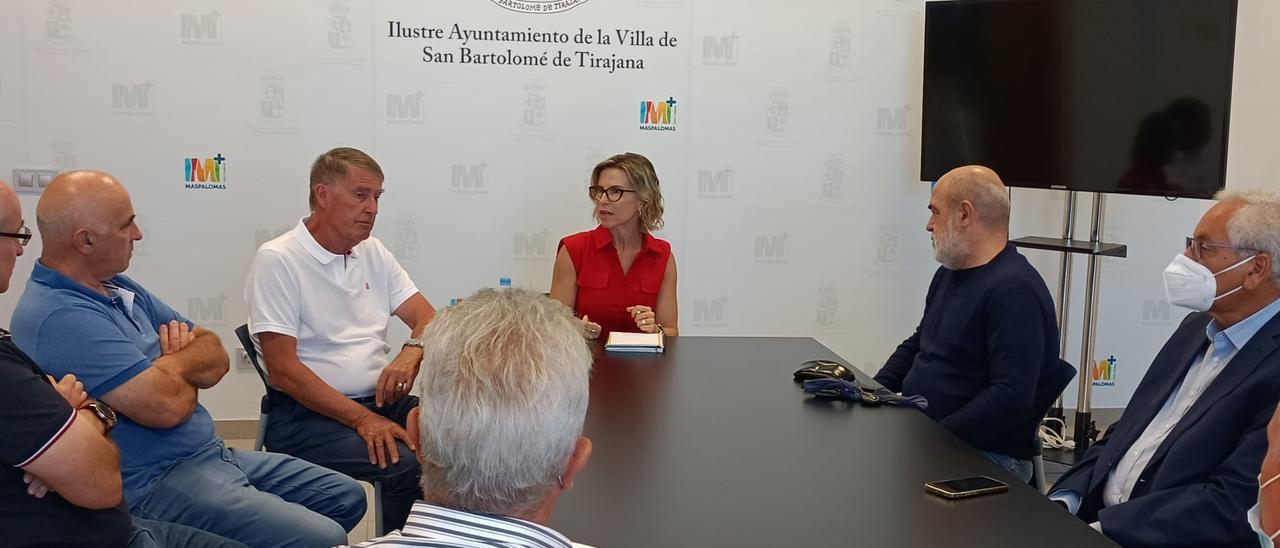 El presidente de la AEAT, Tom Smulders, de blanco, junto a la alcaldesa, este martes, durante la reunión para debatir las fechas del carnaval.