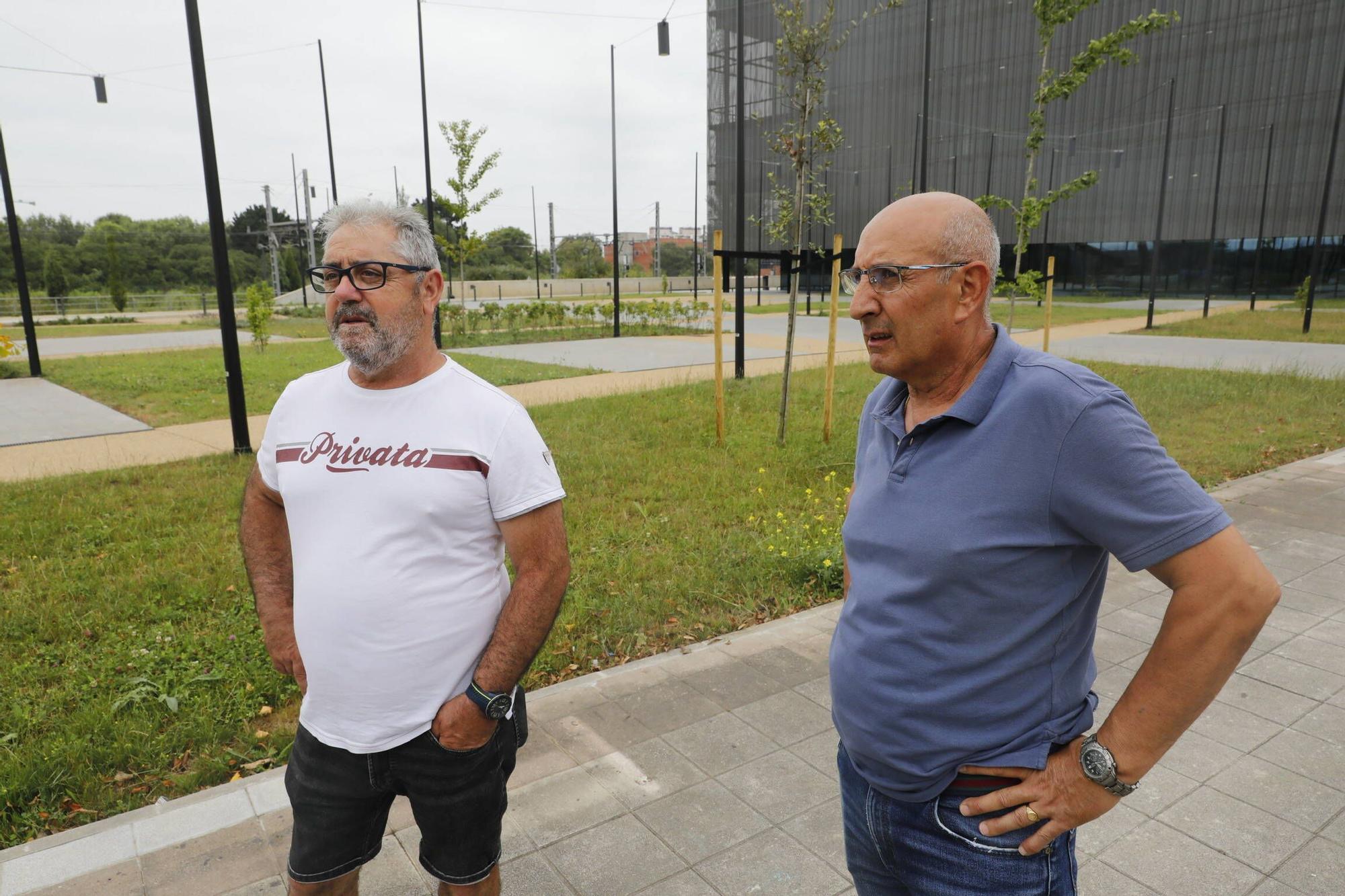 Así ha quedado la nueva plaza junto a la jefatura de la Policía Local en Gijón (en imágenes)