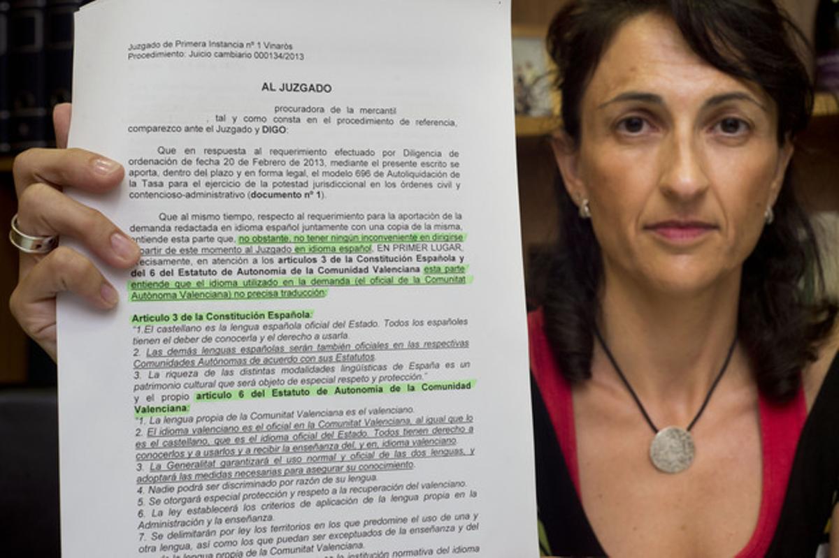 Isabel Castell mostra un dels escrits de protesta per no acceptar el català com a idioma dels informes judicials.