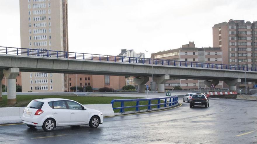 Vehículos circulan  por la glorieta de Lonzas.    | // 13FOTOS