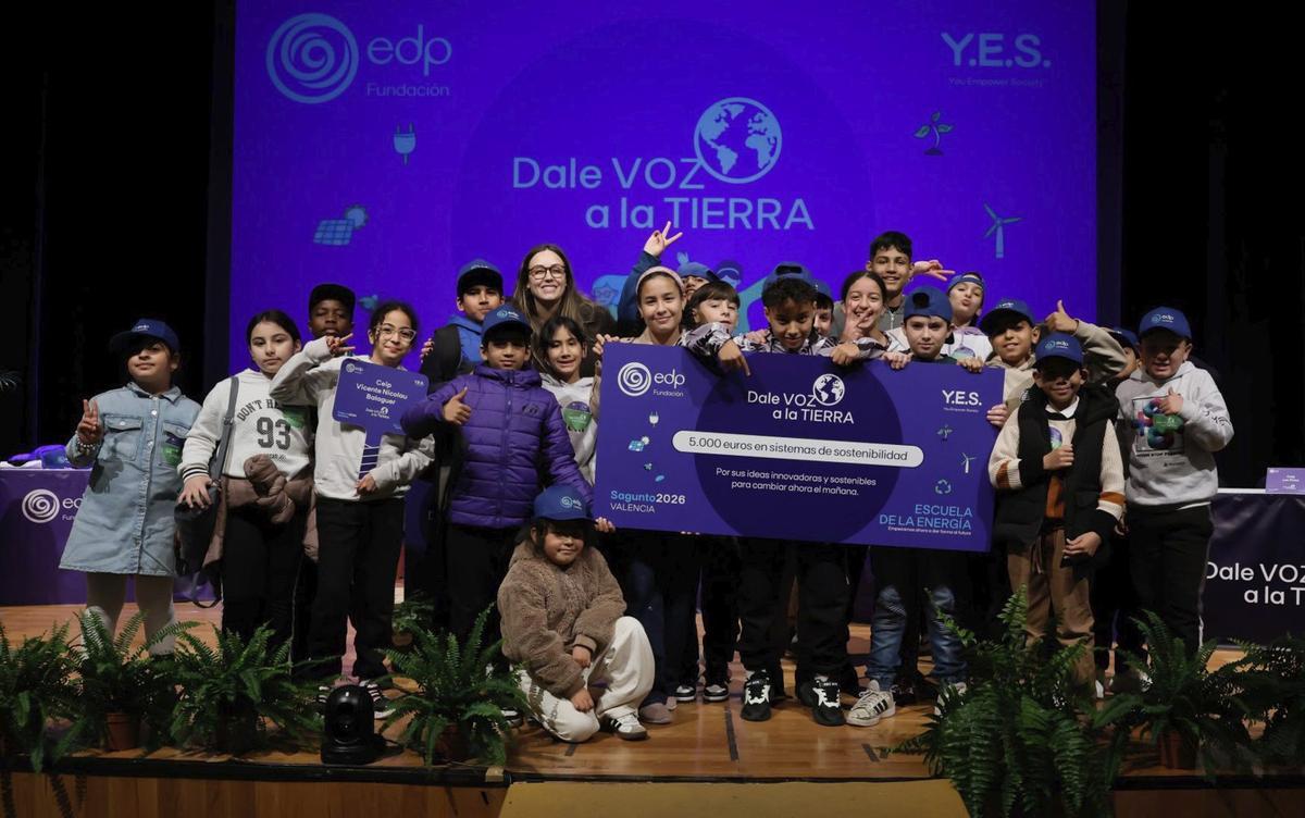 Alumnat de la classe guanyadora, amb el xec que el centre ha de destinar a projectes sostenibles.  | L-EMV