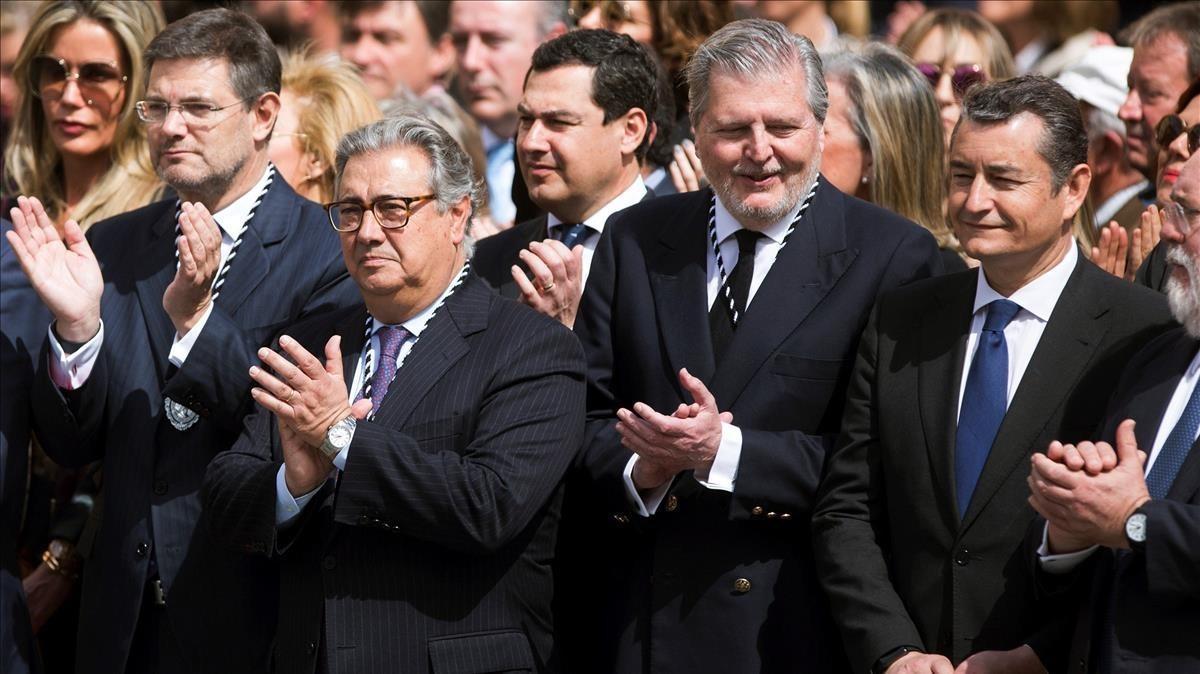 Catalá, Zoido y Mendez de Vigo, en el desfile de la Legión en Málaga.