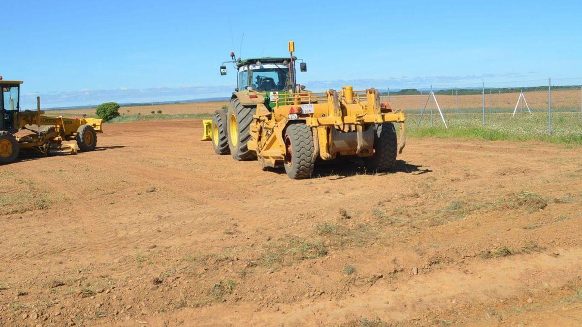 El terreno donde estaba previsto la construcción de la biorrefinería, antes de la detención de los trabajos.