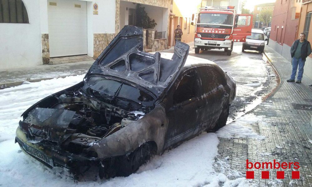 Un incendi calcina nou cotxes a Palafrugell