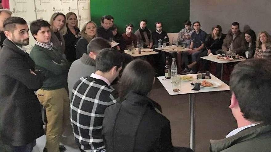 La candidata quiere a los jóvenes en la estructura popular   |  La candidata a la presidencia del PP de Vigo, Elena Muñoz, se reunió ayer con miembros de Nuevas Generaciones (en la imagen) para conocer sus inquietudes. Muñoz aseguró que los jóvenes tendrán un papel fundamental en la estructura del PP.