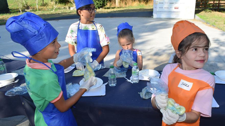 Asistentes al “obradoiro” infantil impartido en el Parque Irmáns Dios Mosquera.