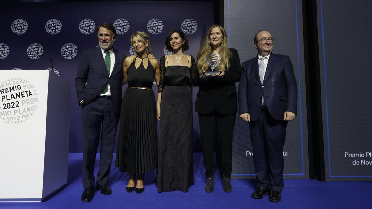 Luz Gabás y Cristina Campos, ganadora y finalista del Premio Planeta 2022 con José Crehueras, Yolanda Díaz y Miquel Iceta