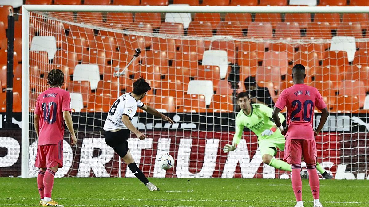 Carlos Soler chuta el primer penalti de los cuatro que terminó lanzando ayer ante Courtois. | Reuters