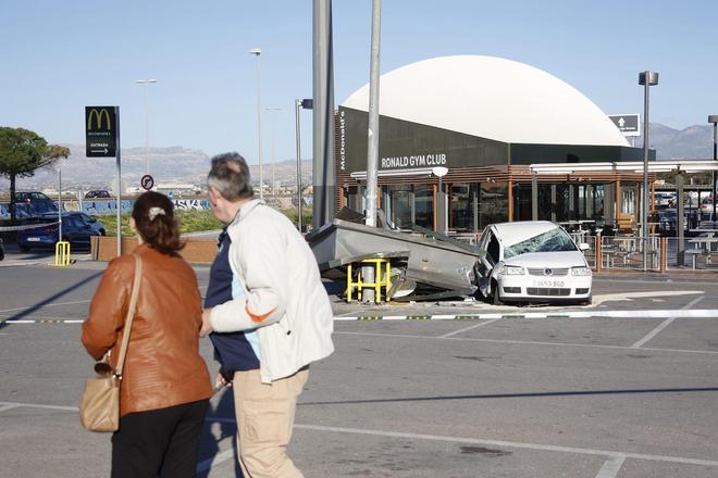 El temporal de viento provoca la caída del rótulo de un McDonald’s de Alicante y destroza un coche