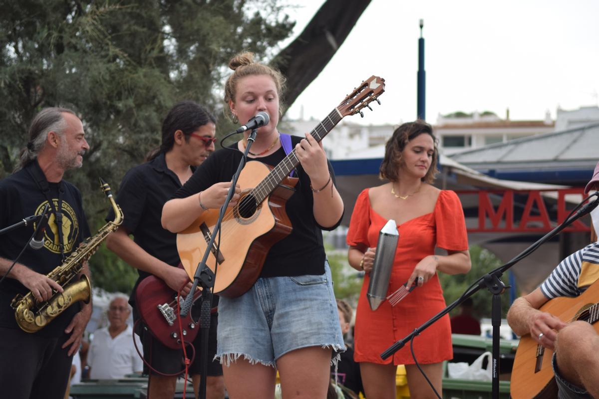 Leila (guitarra) i el conjunt Vent de Mar Leila (guitarra) i el conjunt Vent de Mar