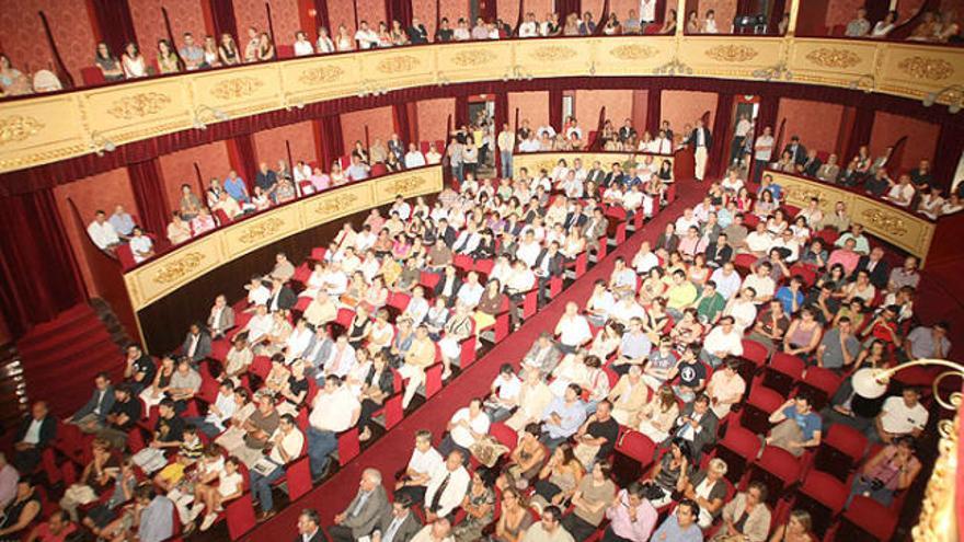 El teatre municipal es va omplir per seguir la sessió en una gran pantalla que es va instal·lar a l&#039;escenari