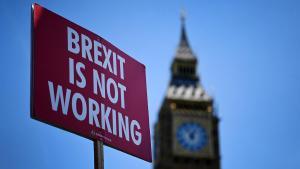 Un cartel con el lema El Brexit no está funcionando frente al Big Ben de Londres.