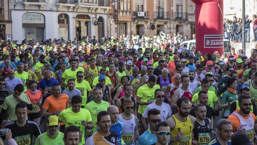 Salida de la Media Maratón en la Plaza Mayor