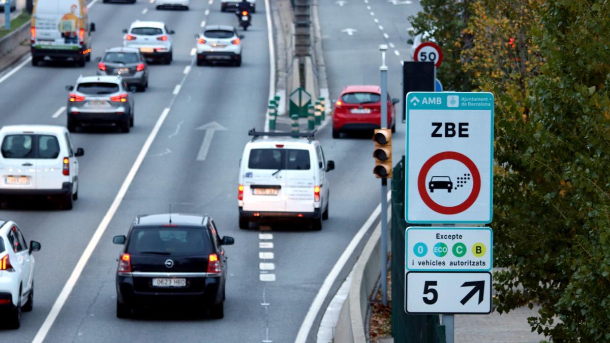 Un cartell avisa als conductors que entren a la Zona de Baixes Emissions de Barcelona a la sortida 5 de la Ronda de Dalt