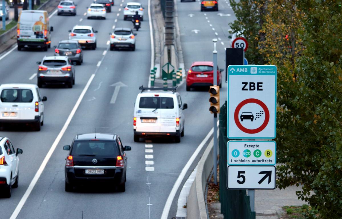 Un cartell avisa als conductors que entren a la Zona de Baixes Emissions de Barcelona a la sortida 5 de la Ronda de Dalt