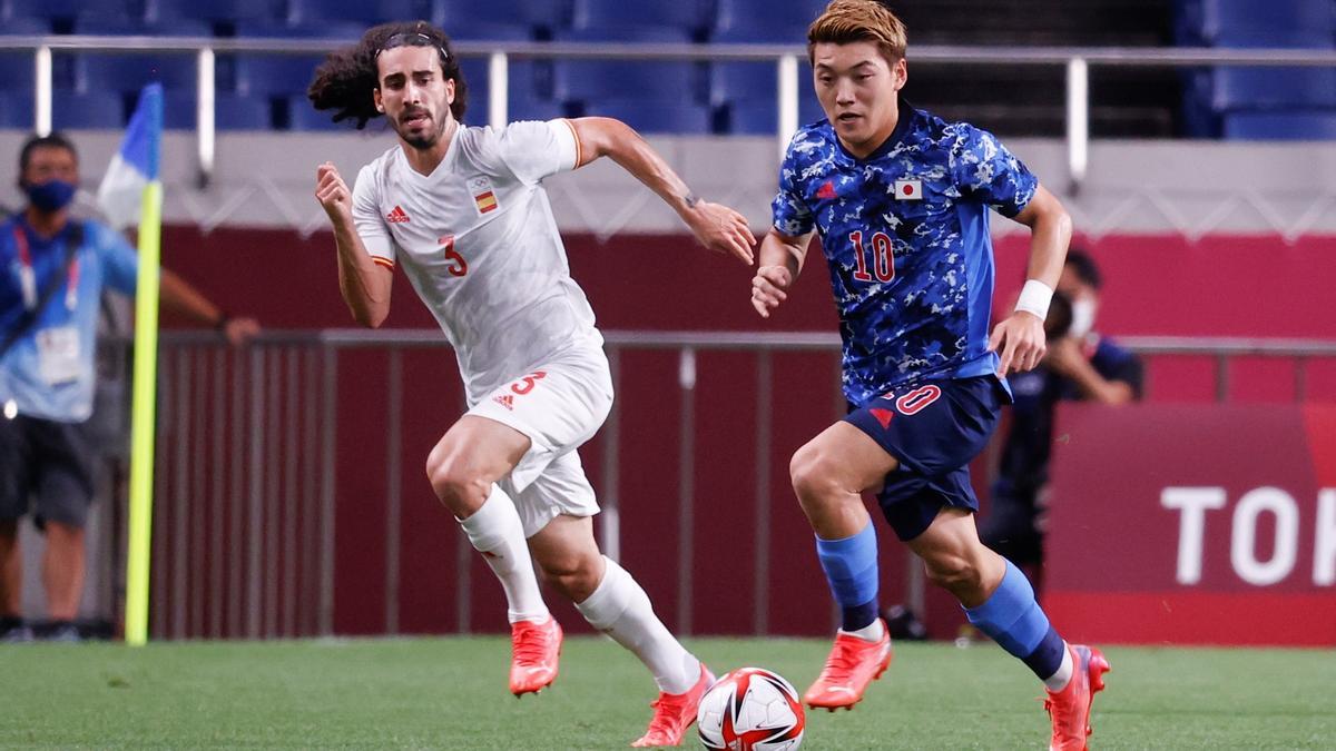 Cucurella en una acció del partit