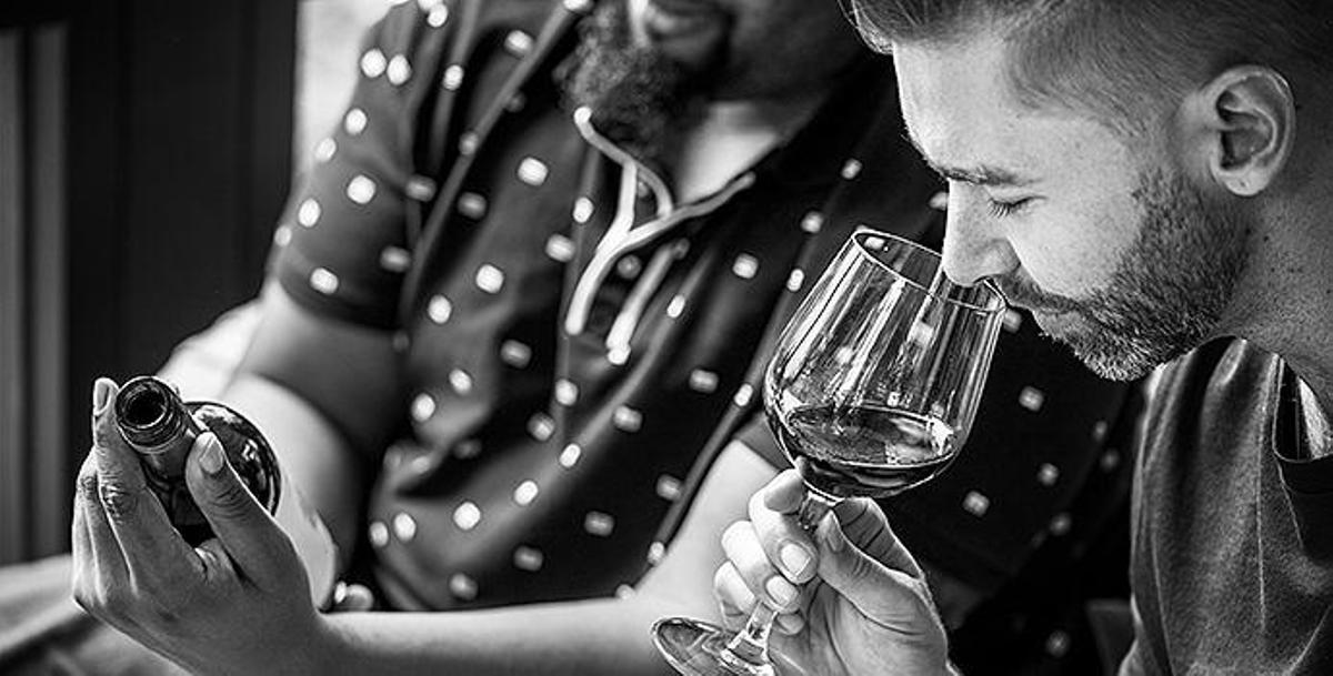 Acercarse a las bodegas a conocer el proceso de elaboración del vino y degustarlo es todo un placer