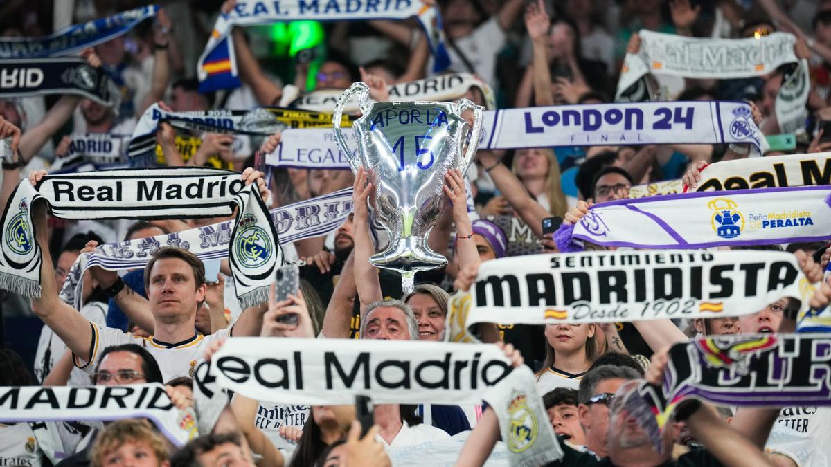 Aficionados del Real Madrid que asisten al Santiago Bernabéu.