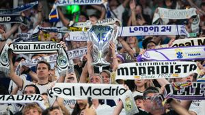 MADRID, 01/06/2024.- Aficionados del Real Madrid que asisten al Santiago Bernabéu celebran el primer gol del equipo madridista durante la final de la Liga de Campeones que Real Madrid y Borussia Dortmund disputan hoy sábado en el estadio de Wembley, en Londres. EFE / Borja Sánchez-Trillo.