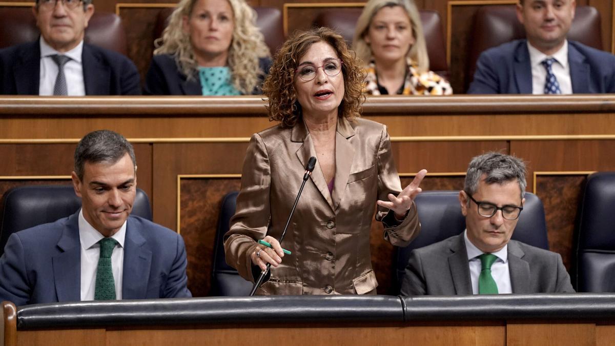 La vicepresidenta primera y ministra de Hacienda, María Jesús Montero, interviene en una sesión de control al Gobierno, acompañada por el jefe del Ejecutivo, Pedro Sánchez, y el ministro de Presidencia y Justicia, Félix Bolaños.