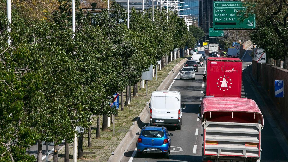 Retenciones y tráfico lento en la Ronda Litoral de Barcelona, a la altura de la Barceloneta, en dirección al Nus de la Trinitat, en marzo pasado.