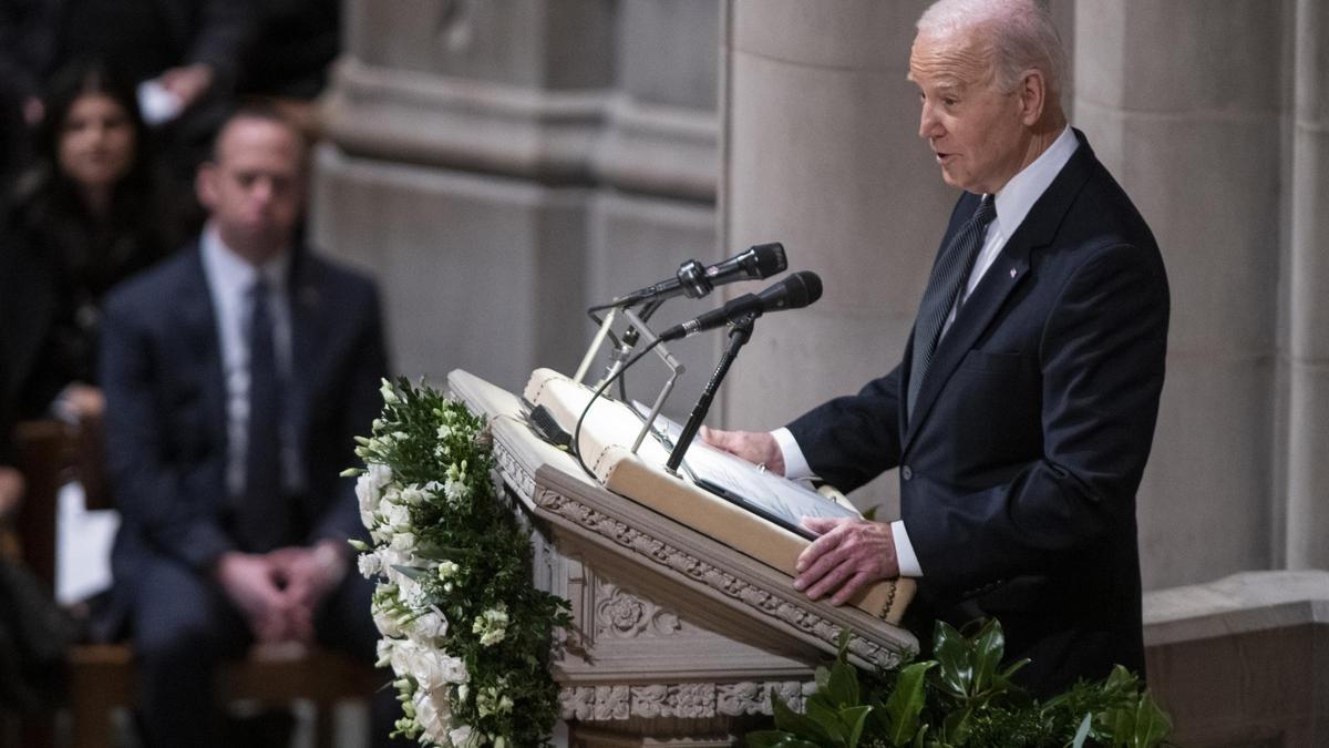 Joe Biden durante el acto de despedida de la fallecida Sara O'connor