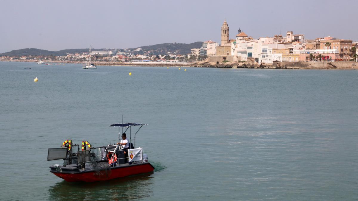 Embarcació de recollida de plàstics del mar de Sitges