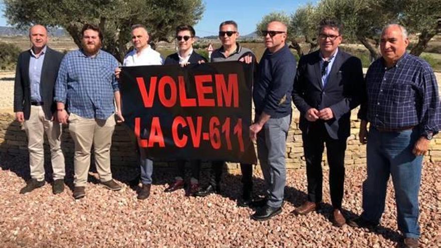 Los diputados Evarist Aznar y Guillermo Barber, junto a portavoces y concejales del PP de la Vall d&#039;Albaida.