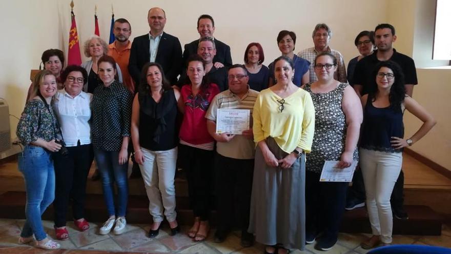 Los participantes en el proyecto posan con los diplomas.