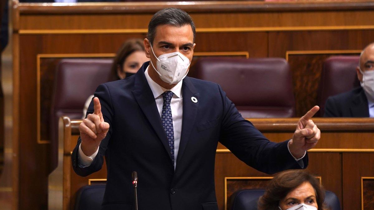 Sánchez acusa a Casado de recurrir al libro viejo del PP.