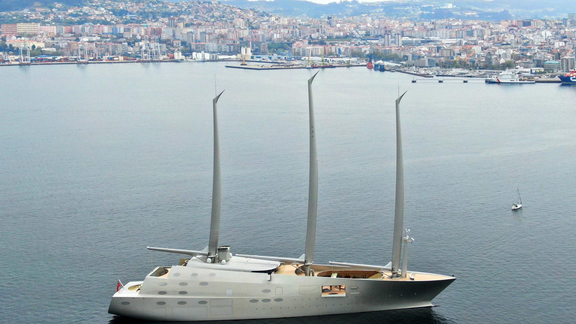 Duelo de esloras en la ría de vigo