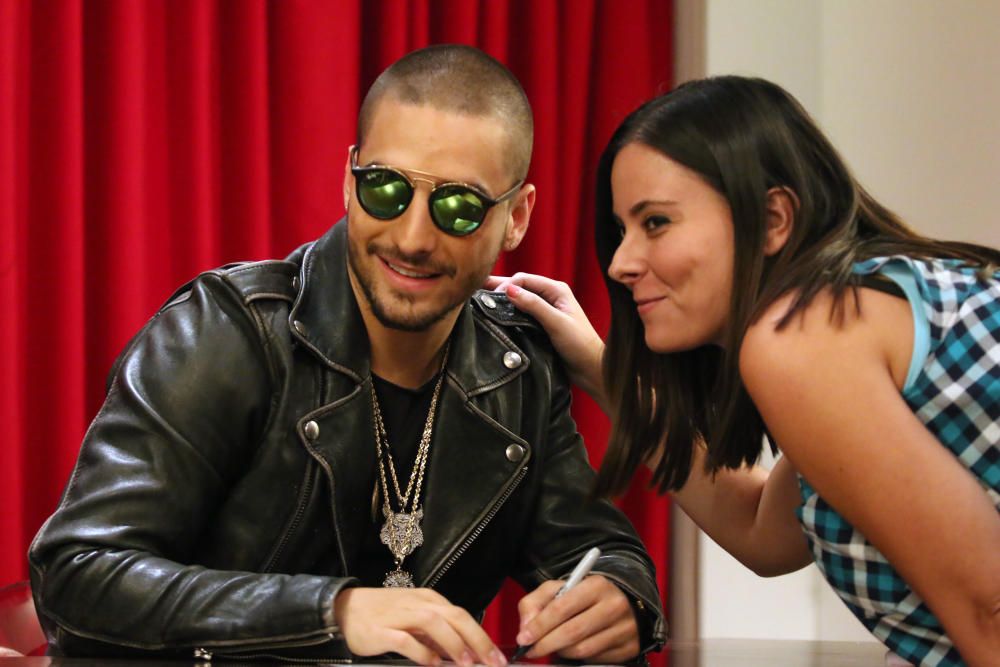 Firma de discos de Maluma