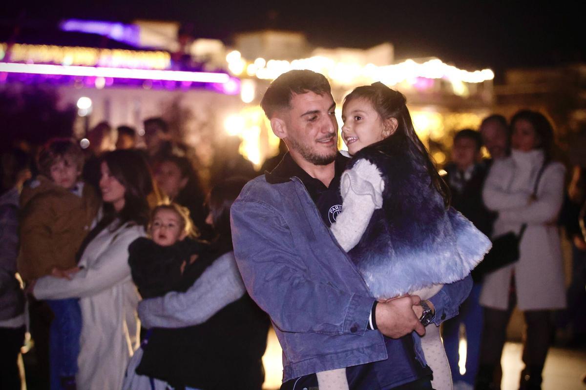 Familia disfrutar del espectáculo de drones en Navidad en el Puente Romano.