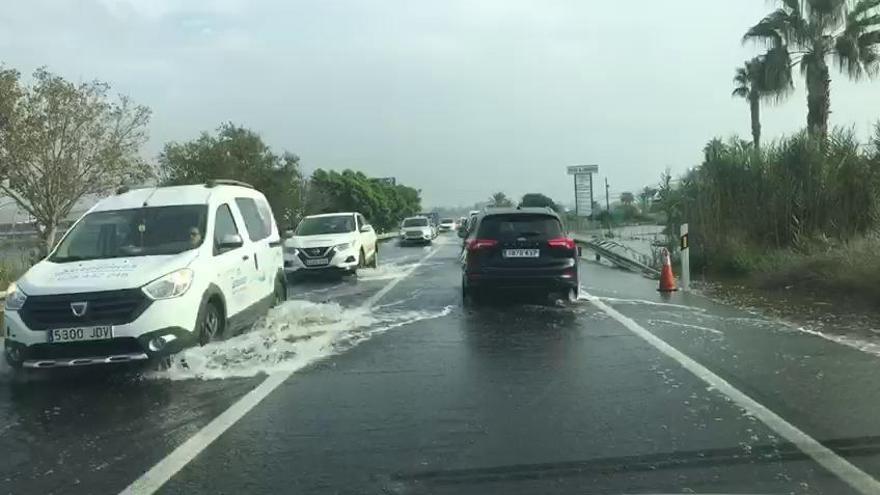 El agua rebosa en la N-332 a la altura de Guardamar