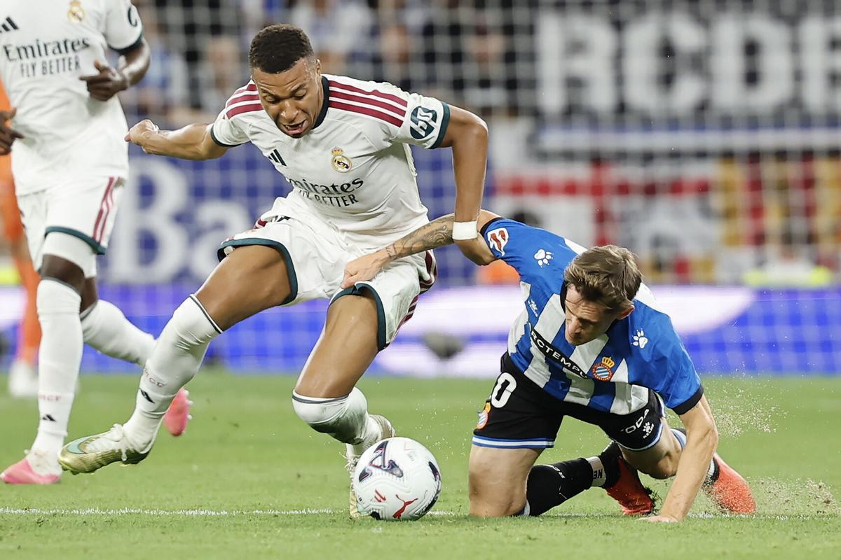 El delantero del Real Madrid Kylian Mbappé pelea un balón con Pol Lozano