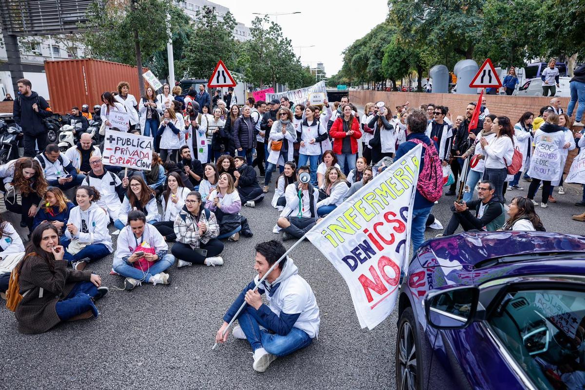 La protesta de enfermeras y administrativos corta la Ronda Litoral de Barcelona