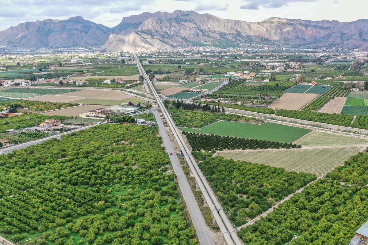 Postrasvase Tajo Segura en su trazado entre la Sierra de Orihuela y la de Hurchillo, sobre la huerta tradicional