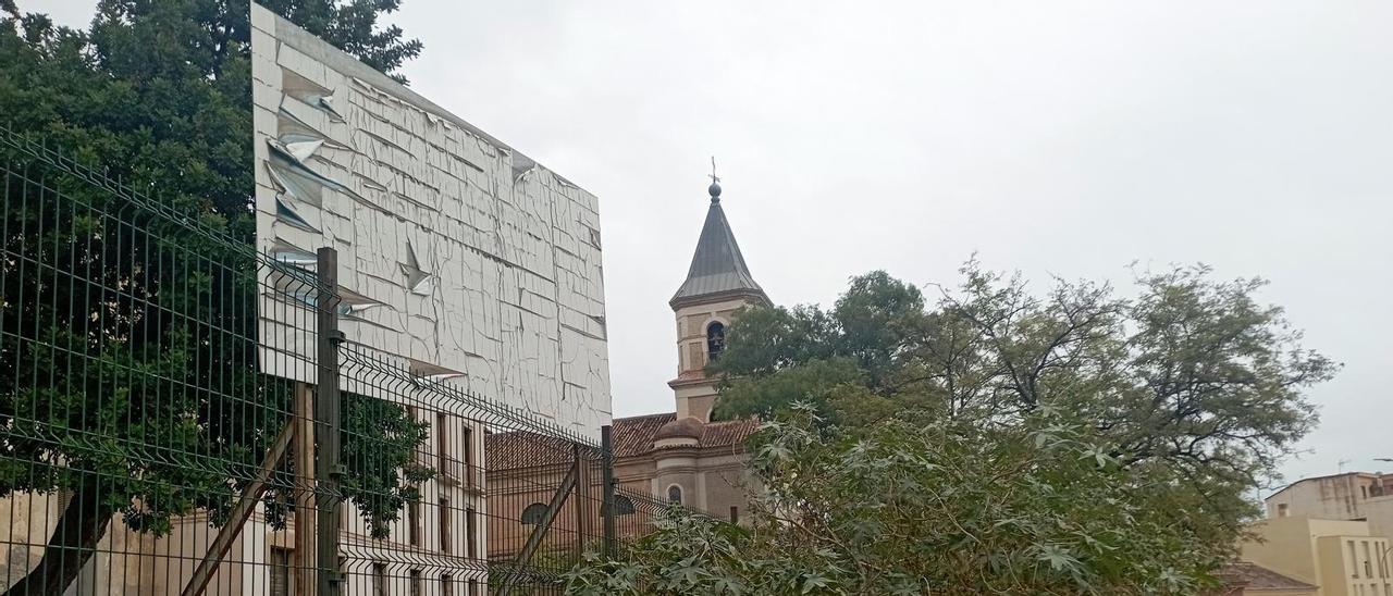 El ‘cartel del terror’, el pasado martes en los terrenos del antiguo convento.