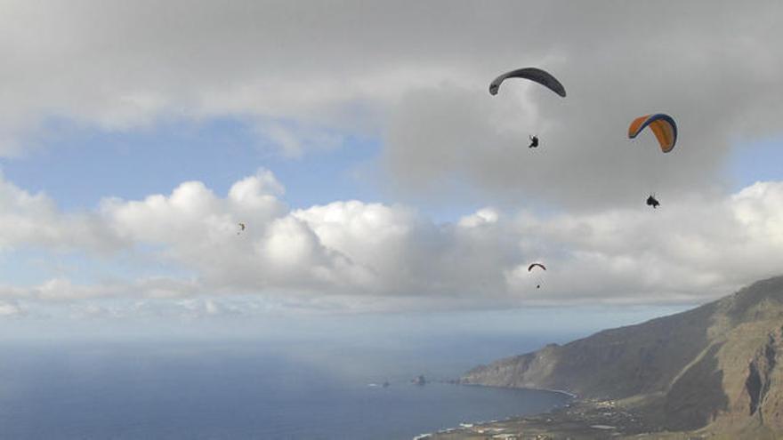 Dos parapentistas en el aire.