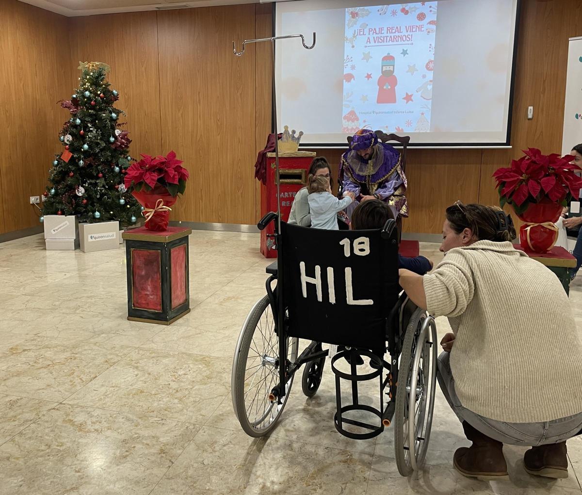 Los niños del Hospital QuirónSalud Infanta Luisa también recibieron la visita del Paje real para entregar sus carta a los Reyes Magos