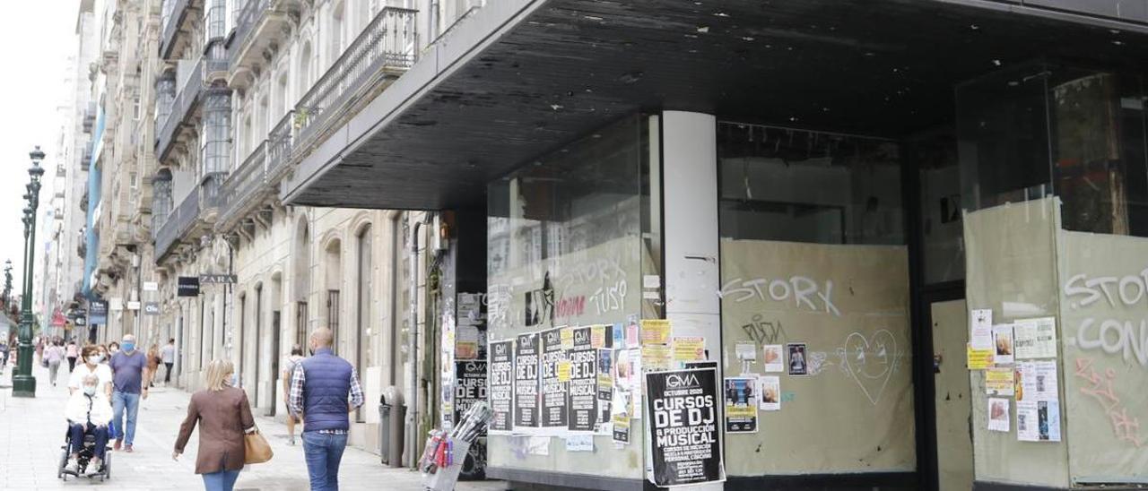 Locales comerciales vacíos tras el estallido del COVID.