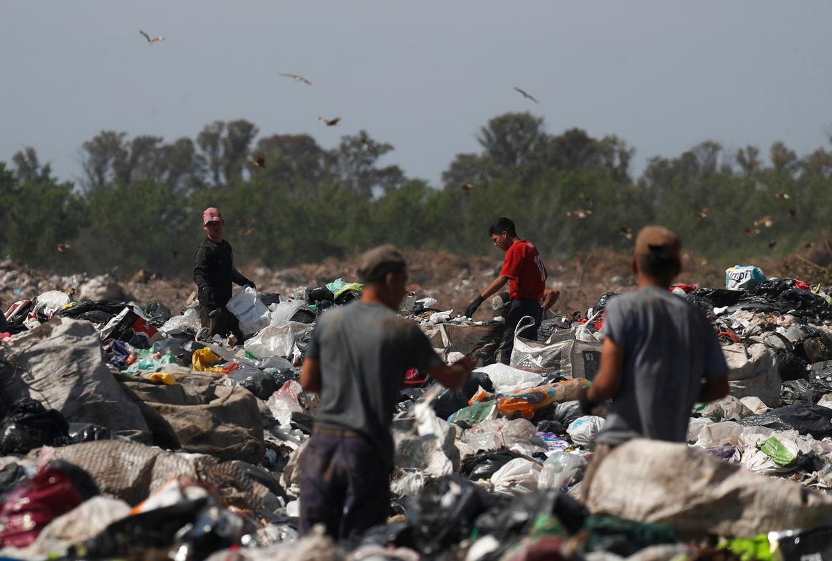 Recicladores de basura revisan montones de desechos en un vertedero de cartón, plástico y metal, que venden en turnos de 12 horas, mientras Argentina enfrenta una de las tasas de inflación más altas del mundo, que superará el 100 % este año, en Luján, el las afueras de Buenos Aires, Argentina 5 de octubre de 2022.