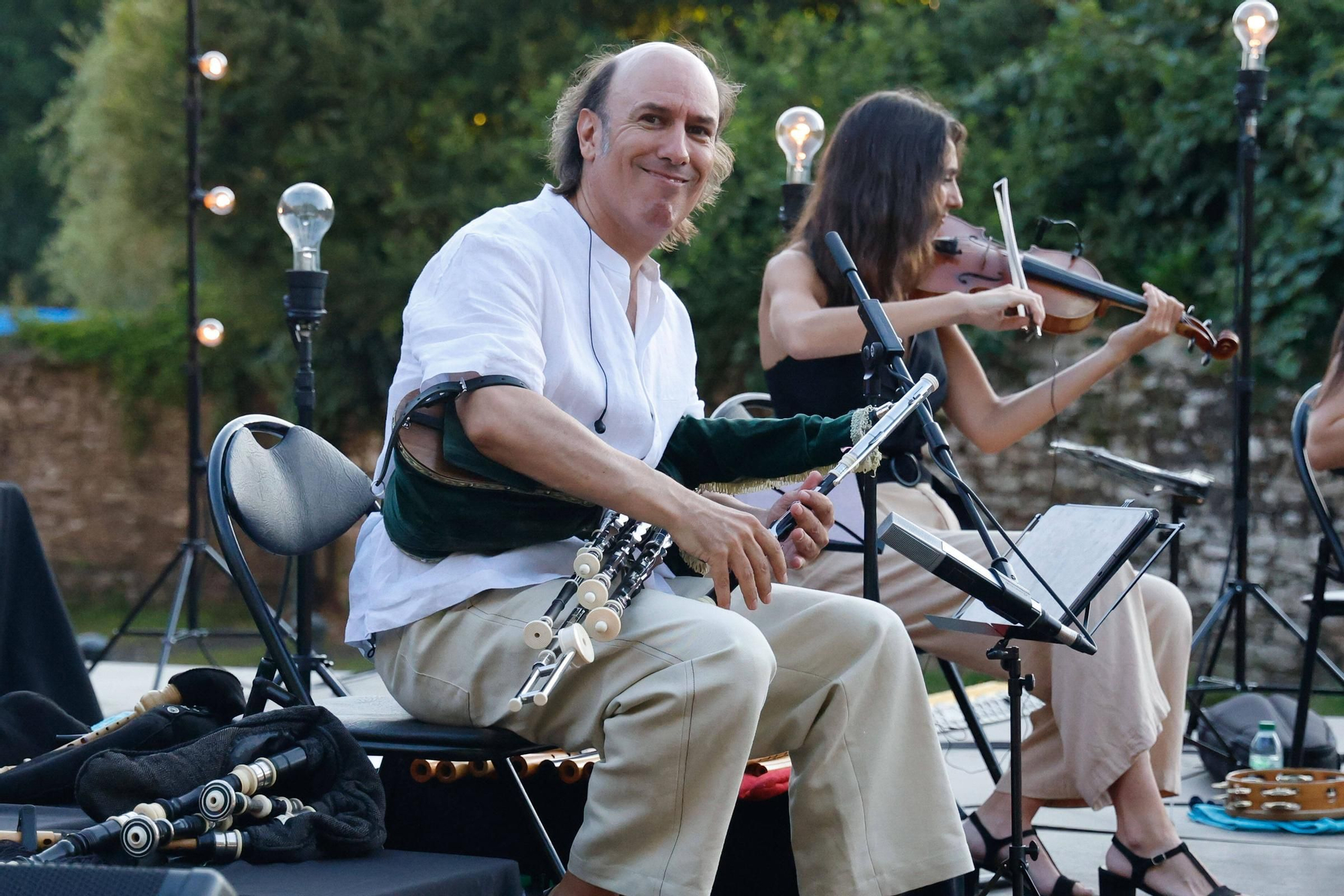 Carlos Núñez pechou o festival Folk na Beira do Sar cun concerto máxico na Colexiata
