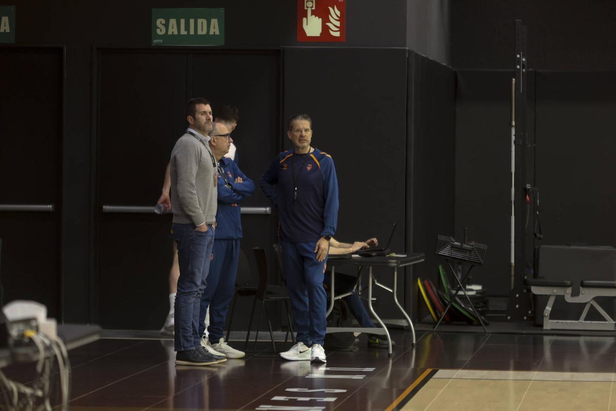 VALENCIA. VLC SPD. Entrenamiento del Valencia Basket y rueda de prensa de Pedro Martinez