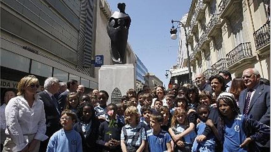 La escultura de 1,70 metros y 750 kilos, se ubica en la plaza de los Niños de San Vicente.
