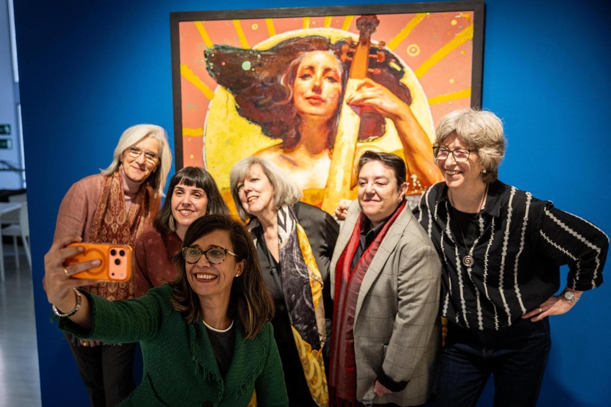 Algunas de las artistas con obra en la exposición, Desirée Orús y la concejala Marián Oros.