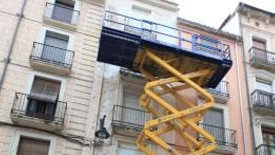 Un elevador apoya la restauración de una fachada en la calle San Lorenzo.